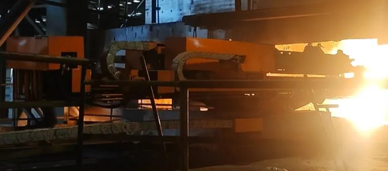 出爐機(jī)器人在礦熱爐行業(yè)的應(yīng)用：解決行業(yè)痛點(diǎn)，提升生產(chǎn)效率